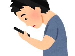 スマホを見る男性（首が前に出てしまい、猫背になっている）