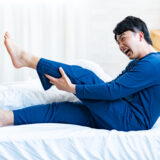 夜中に足がつる…こむら返りの原因と予防法を徹底解説