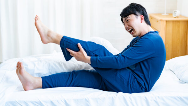 夜中に足がつる…こむら返りの原因と予防法を徹底解説
