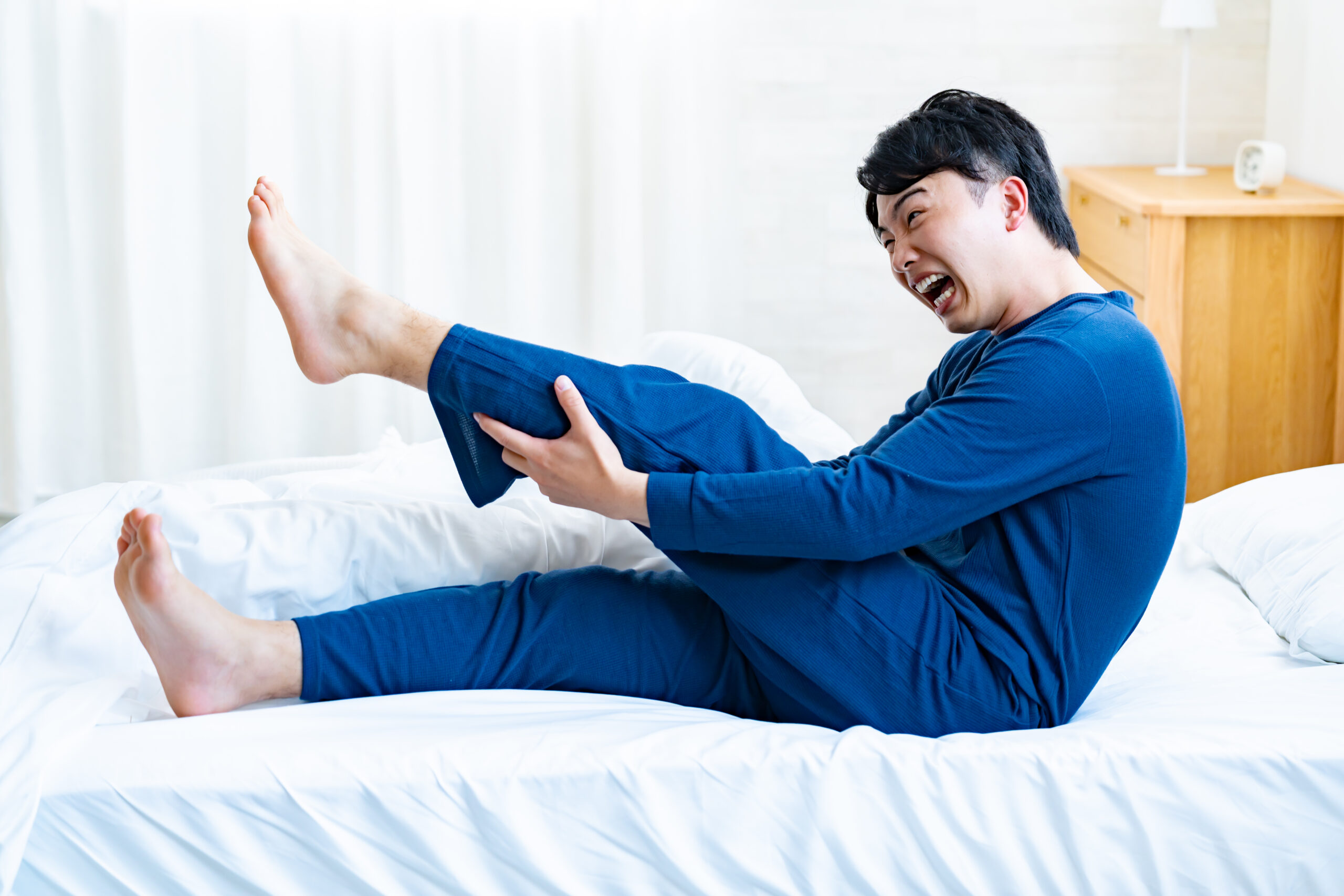 夜中に足がつる…こむら返りの原因と予防法を徹底解説