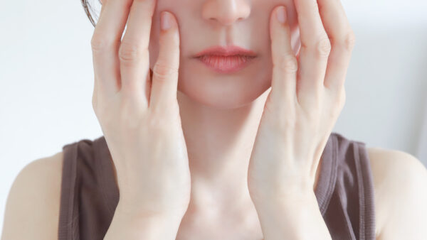 噛みしめ癖が“老け顔”を作る？咬筋をゆるめるだけで変わる！