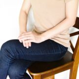 足を組む癖って本当に体に悪いの？