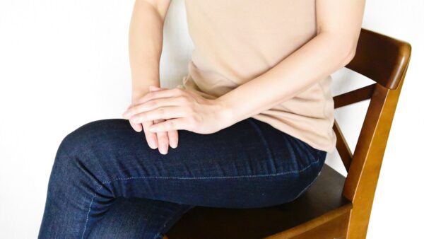 足を組む癖って本当に体に悪いの？