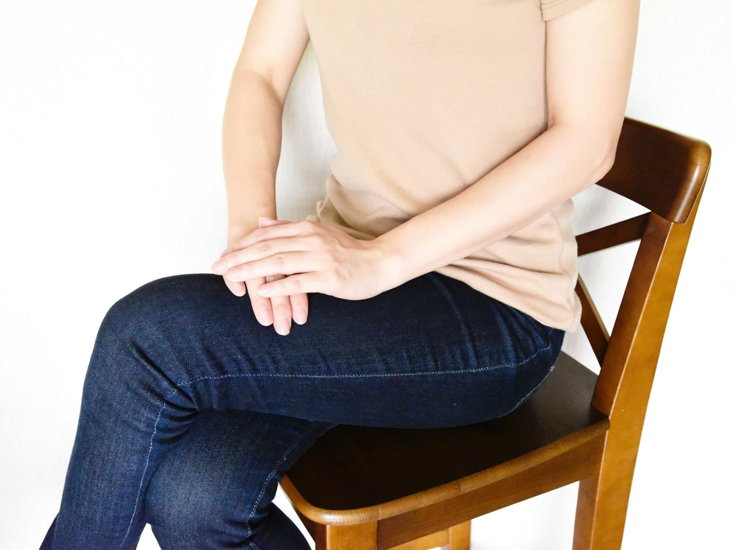 足を組む癖って本当に体に悪いの?