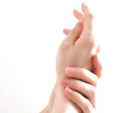 痛くないのに膨らむ手首のしこり｜放置して大丈夫？