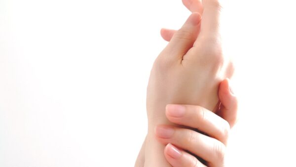 痛くないのに膨らむ手首のしこり｜放置して大丈夫？