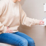 何日も出ない便秘…実はツボで改善できる？｜便秘に効くツボ5選