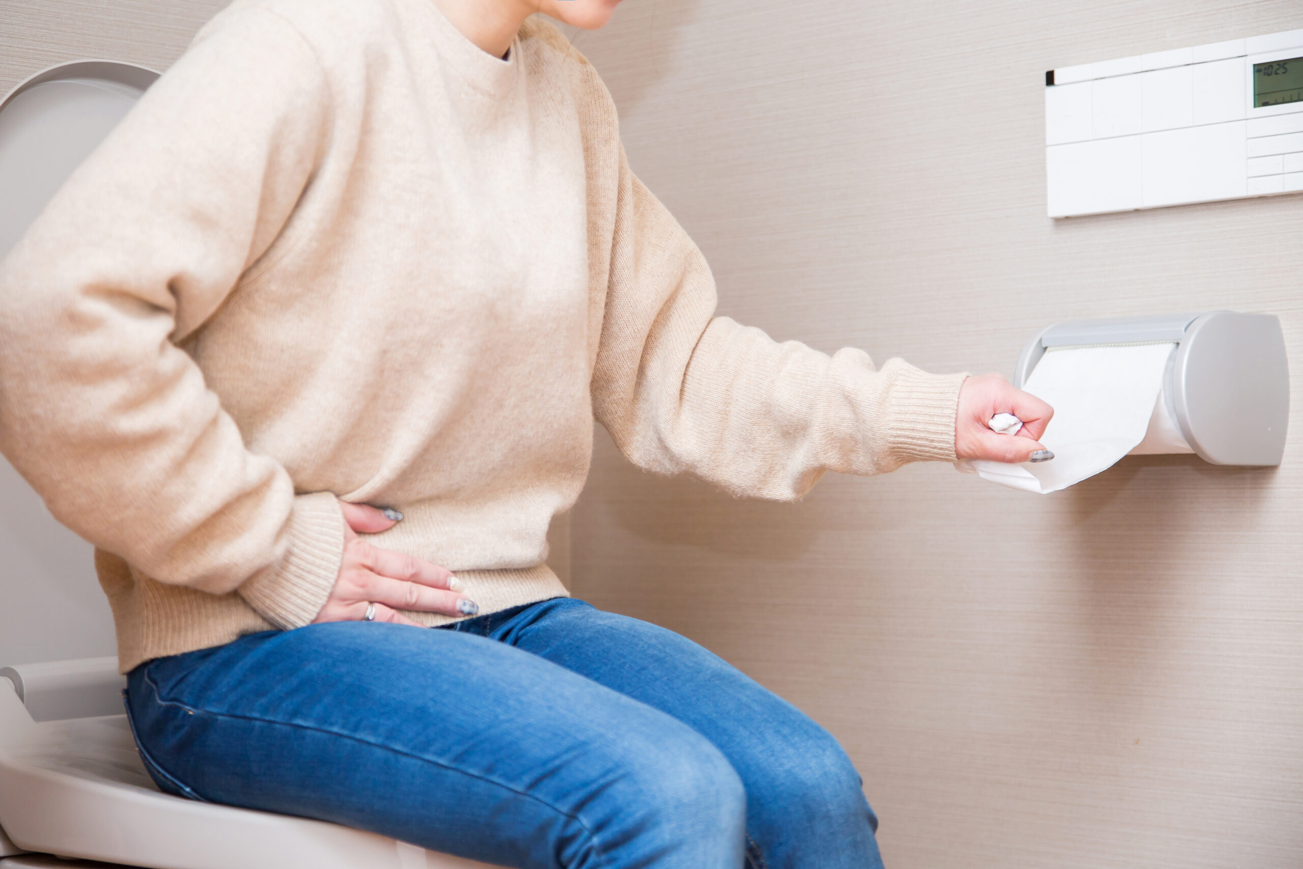 何日も出ない便秘…実はツボで改善できる？｜便秘に効くツボ5選