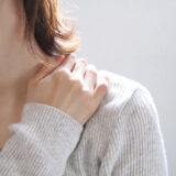 女性特有のガチガチの肩こり、その原因とは？整骨院がわかりやすく解説