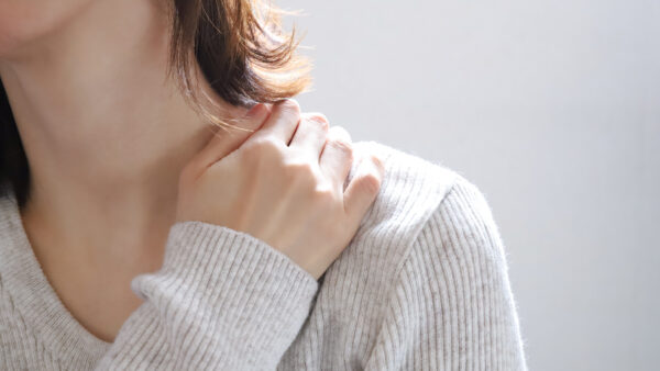 女性特有のガチガチの肩こり、その原因とは？整骨院がわかりやすく解説