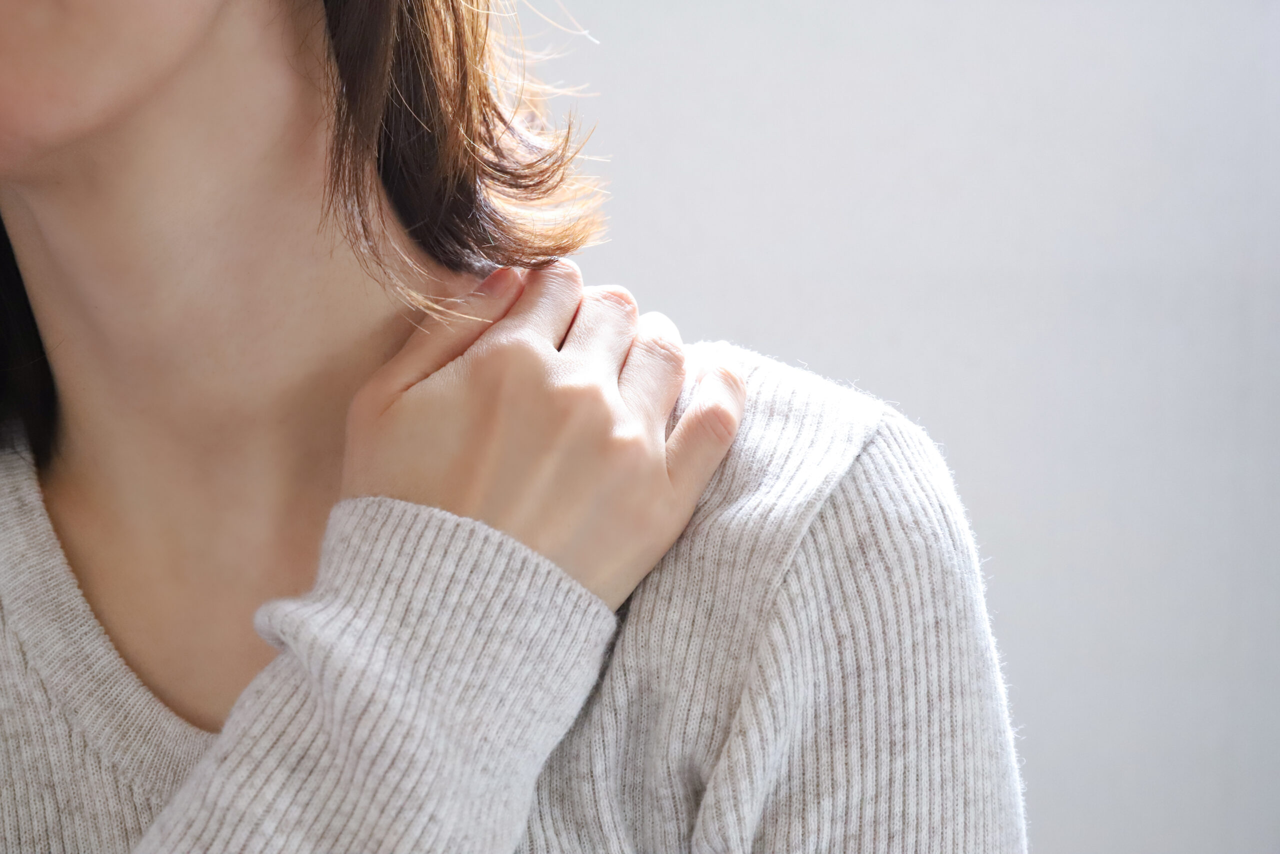 女性特有のガチガチの肩こり、その原因とは？整骨院がわかりやすく解説