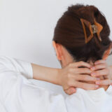 首が痛くて上を向けないのはなぜ？考えられる原因と対処法